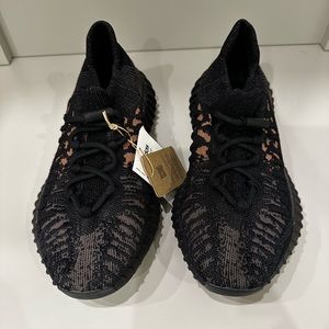 Yeezy 350 V2 compact in Slate Carbon